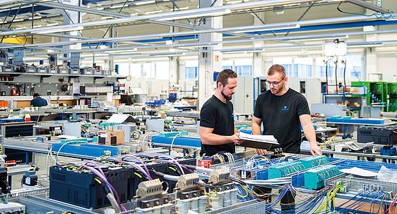 elevion-technical-solutions-Technischen-Gebaeudeausruestung-Hermos-Mitarbeiter-Stromkreislauf